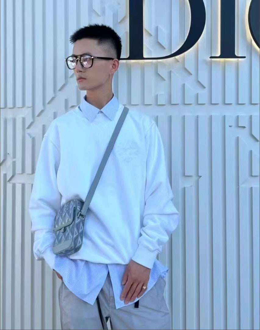 디올 별 로고 기모 맨투맨