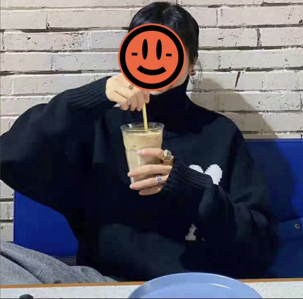 아미 화이트 빅 로고 목 폴라 니트