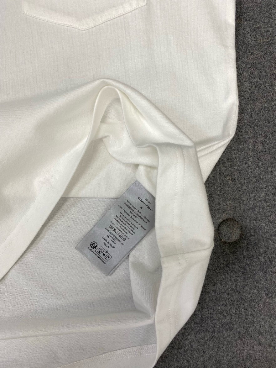 디올 포켓 자수 로고 반팔티