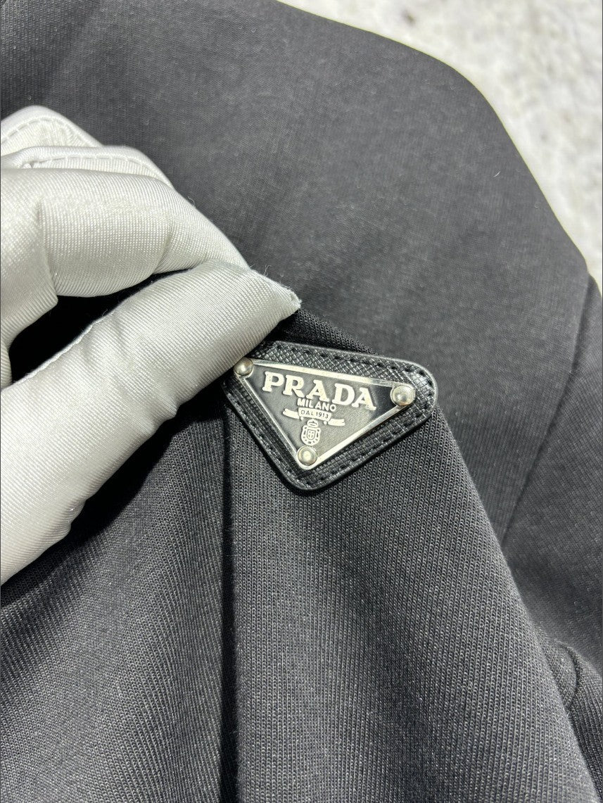 프라다 오버핏 삼각 로고 맨투맨