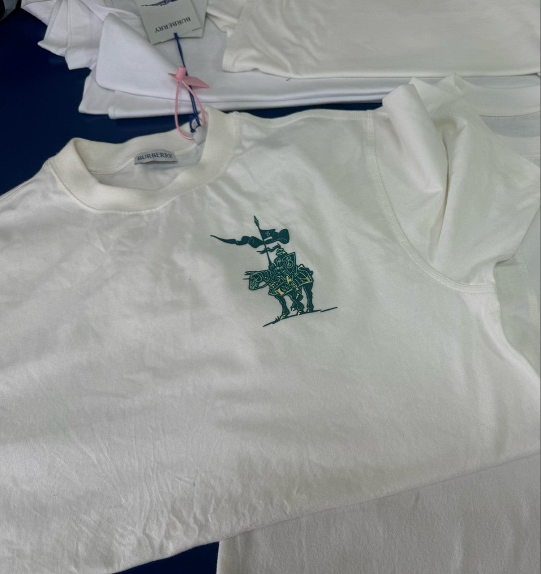버버리 그린 자수 로고 반팔티