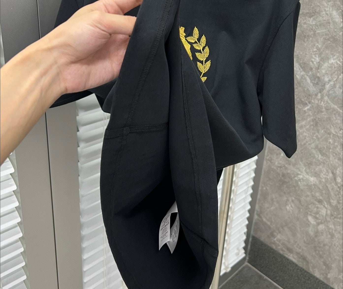 버버리 골드 자수 로고 반팔티