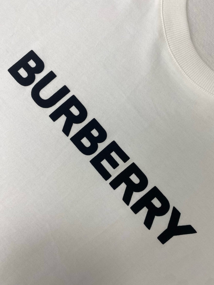 버버리 가슴 레터링 로고 반팔티