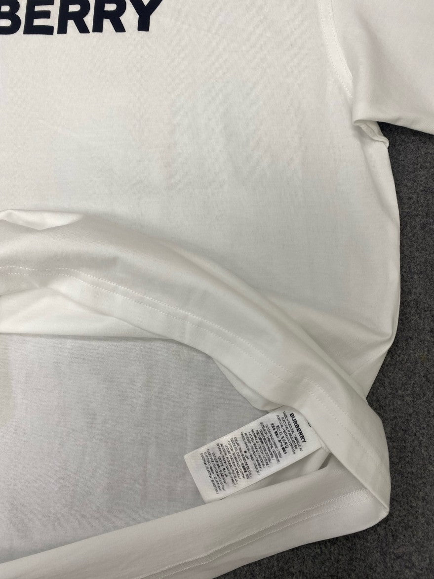 버버리 가슴 레터링 로고 반팔티