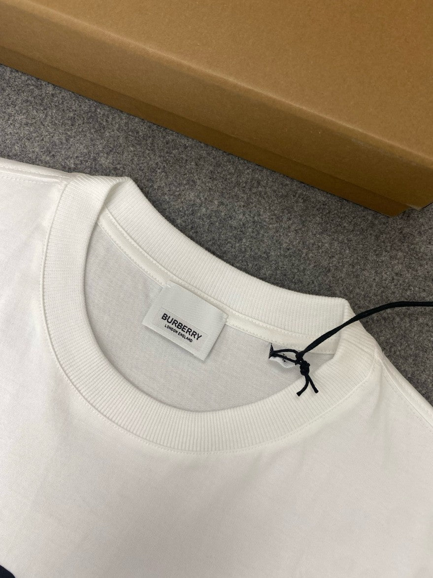 버버리 가슴 레터링 로고 반팔티