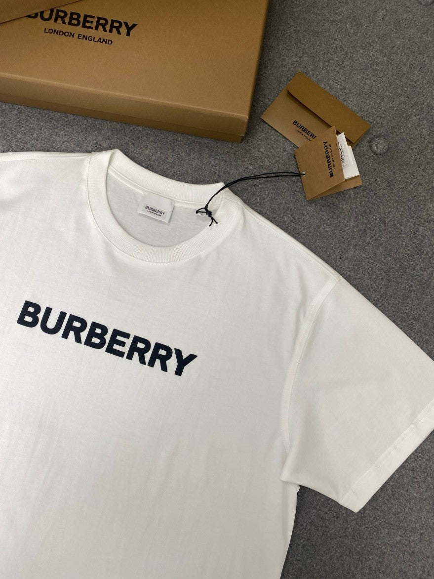 버버리 가슴 레터링 로고 반팔티
