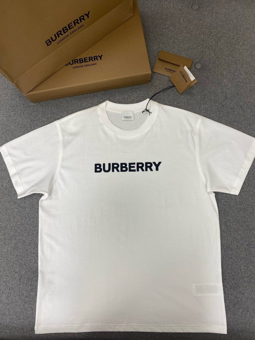버버리 가슴 레터링 로고 반팔티
