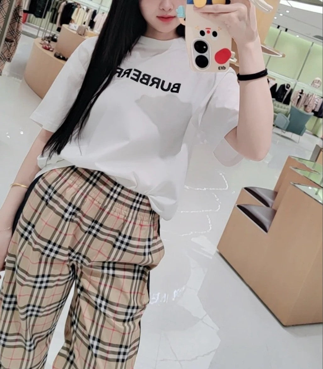 버버리 가슴 레터링 로고 반팔티