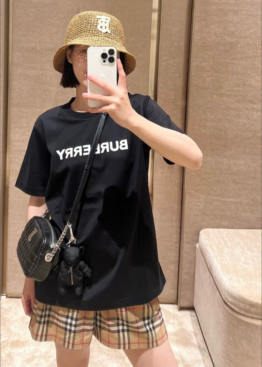 버버리 가슴 레터링 로고 반팔티