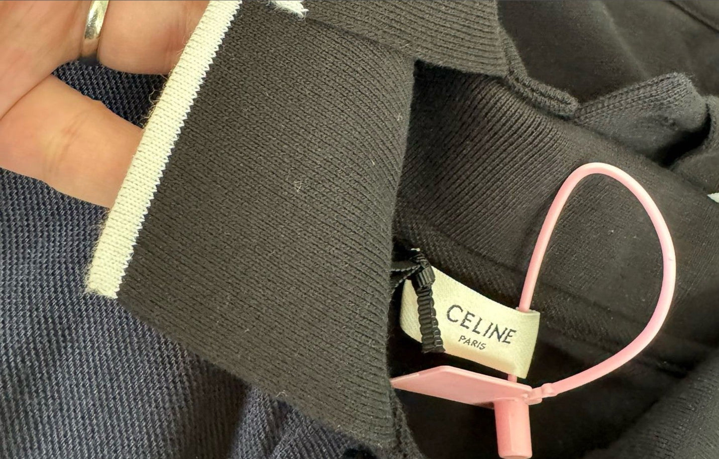 셀린느 자수 로고 카라 반팔티