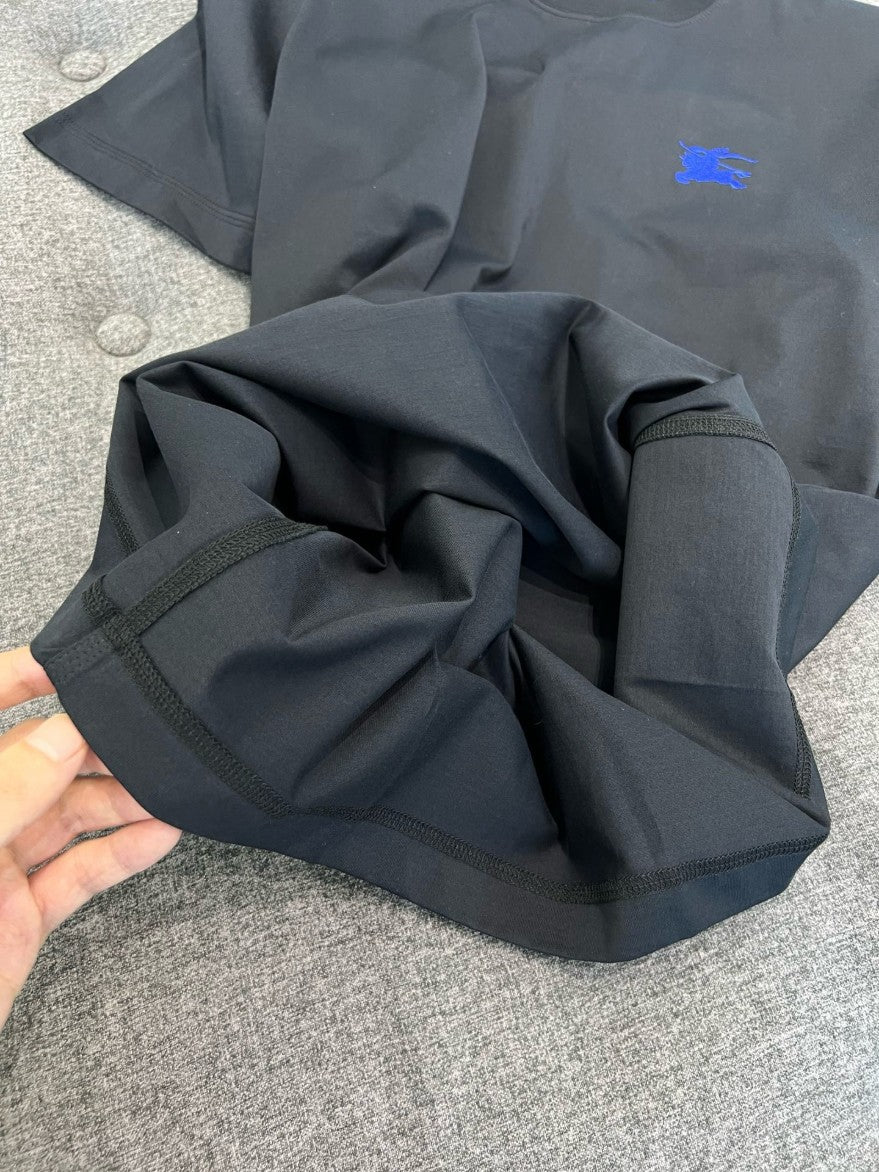 버버리 블루 자수 로고 반팔티