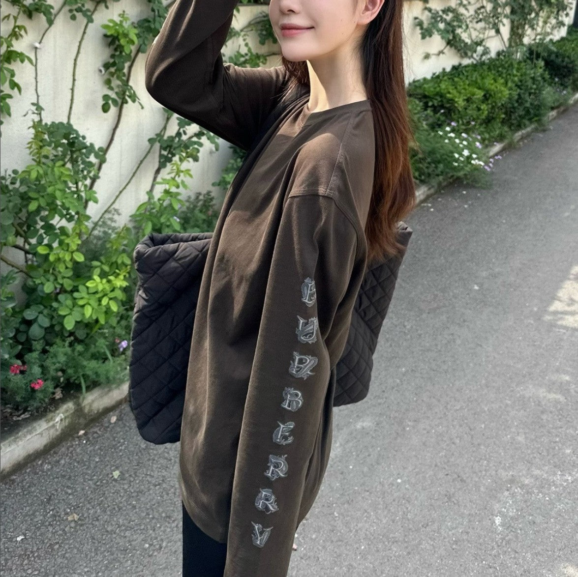 버버리 소매 프린트 로고 긴팔티