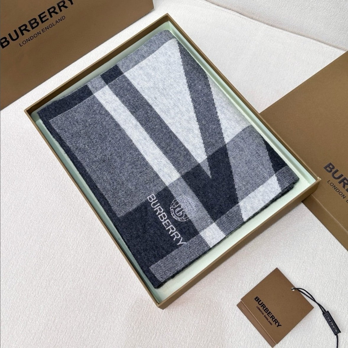 버버리 자수 로고 캐시미어 머플러