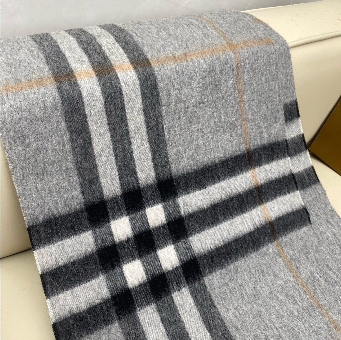 버버리 클래식 체크 캐시미어 머플러