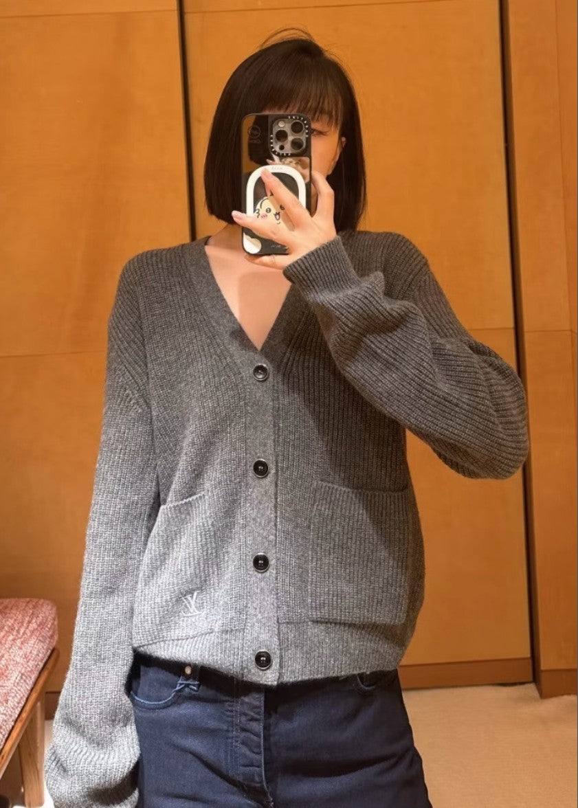 루이비통 LV 자수 로고 가디건