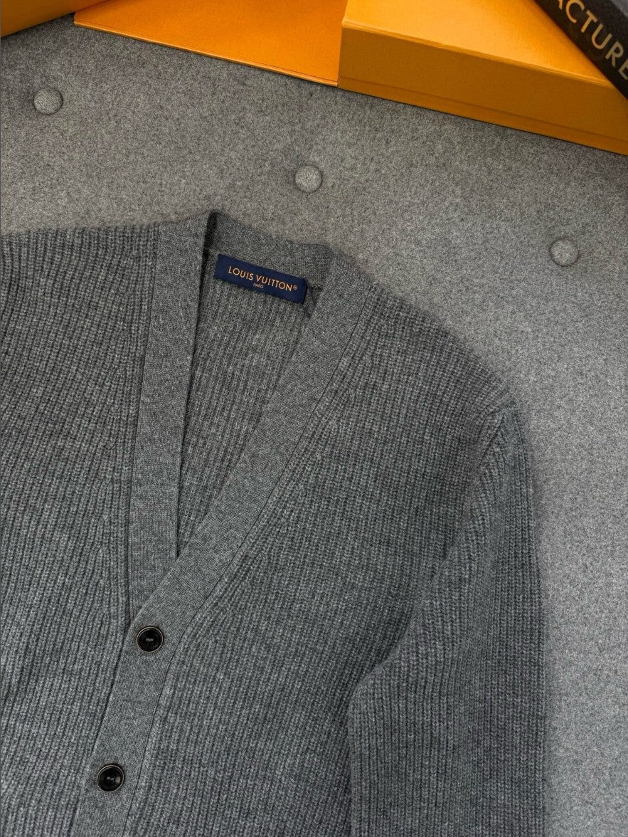 루이비통 LV 자수 로고 가디건