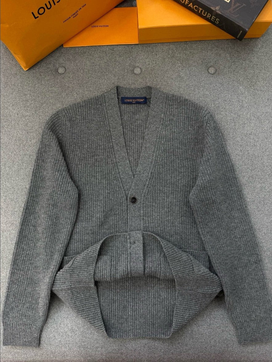 루이비통 LV 자수 로고 가디건