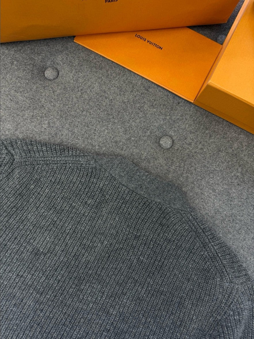 루이비통 LV 자수 로고 가디건