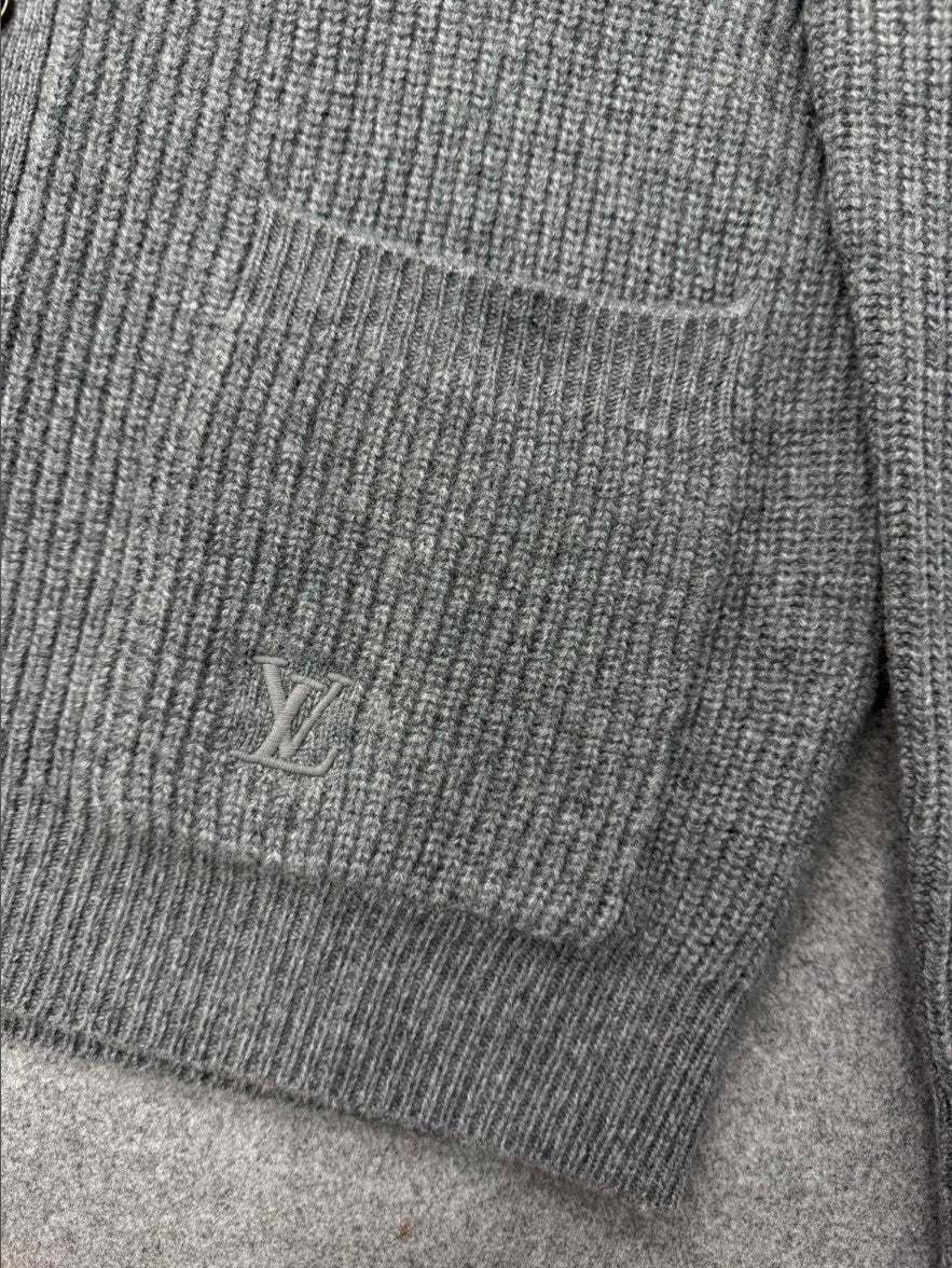 루이비통 LV 자수 로고 가디건