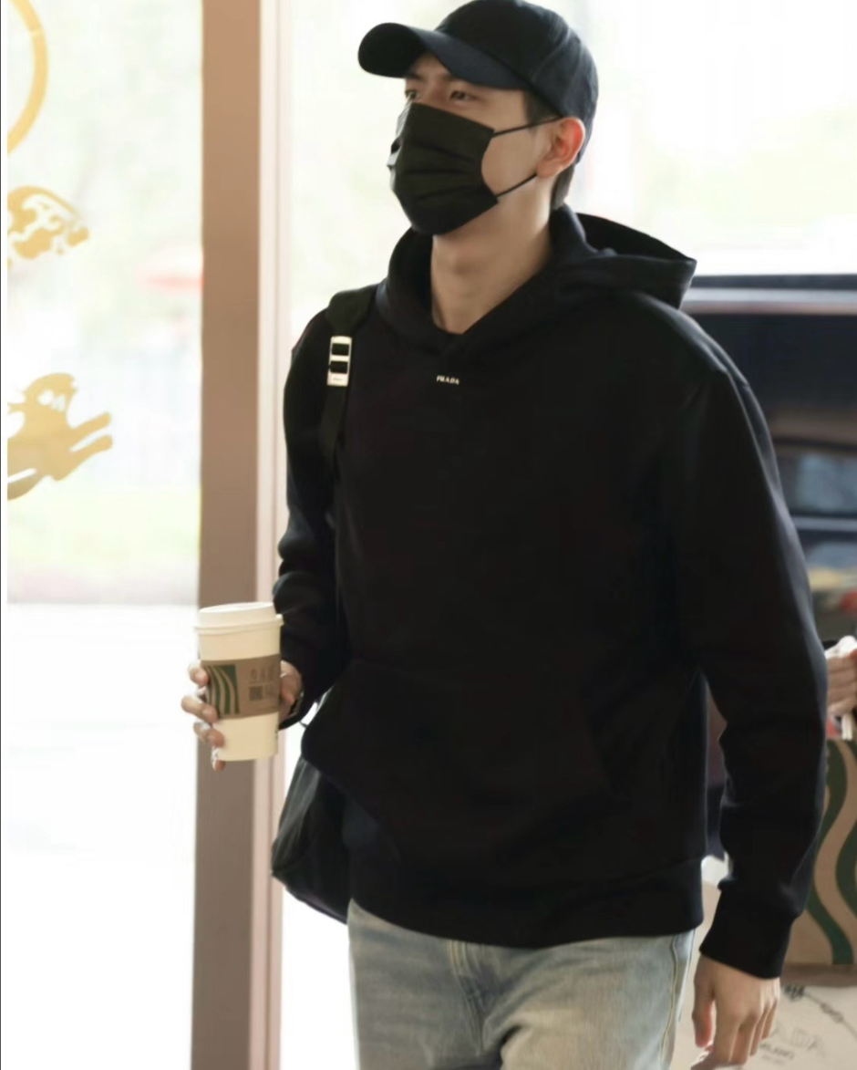 프라다 스몰 로고 오버핏 후드티