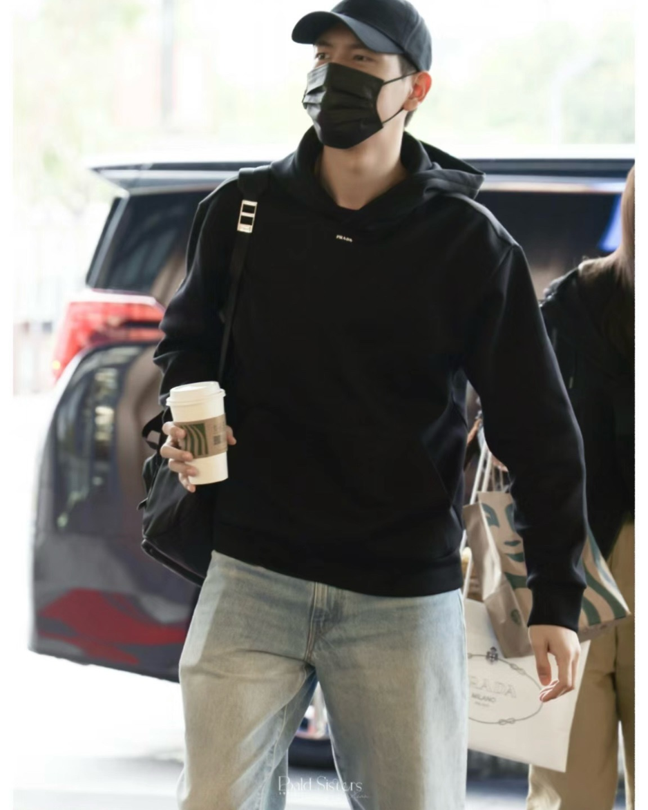 프라다 스몰 로고 오버핏 후드티