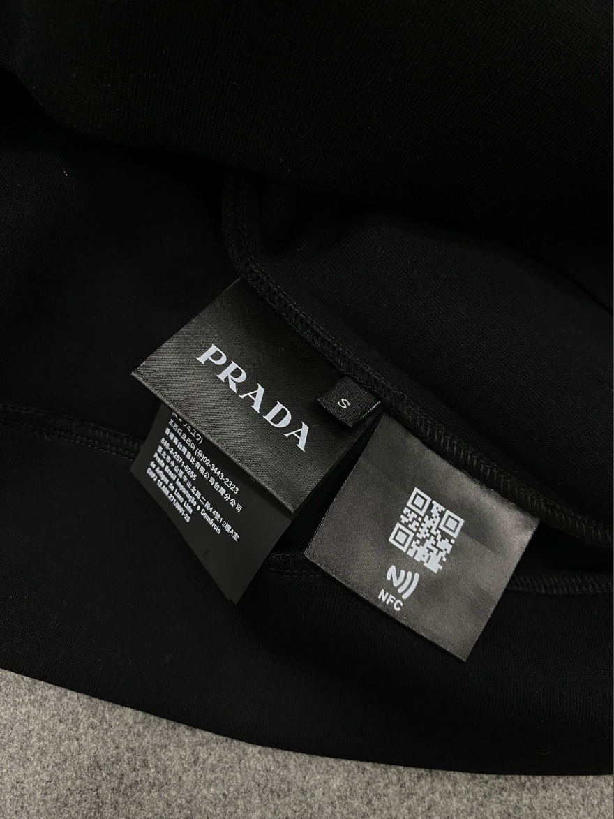 프라다 스몰 로고 오버핏 후드티