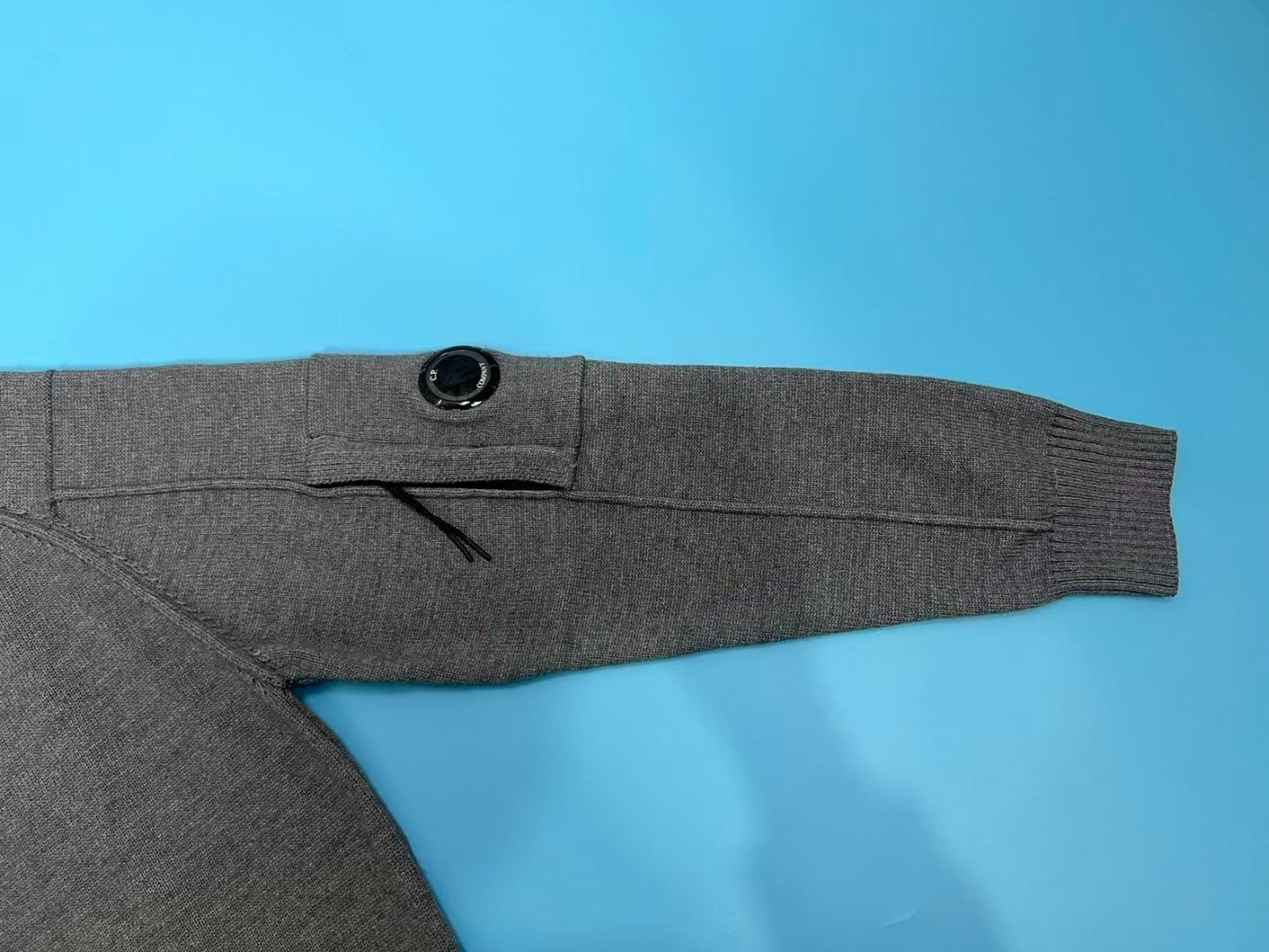 CP컴퍼니 반집업 니트