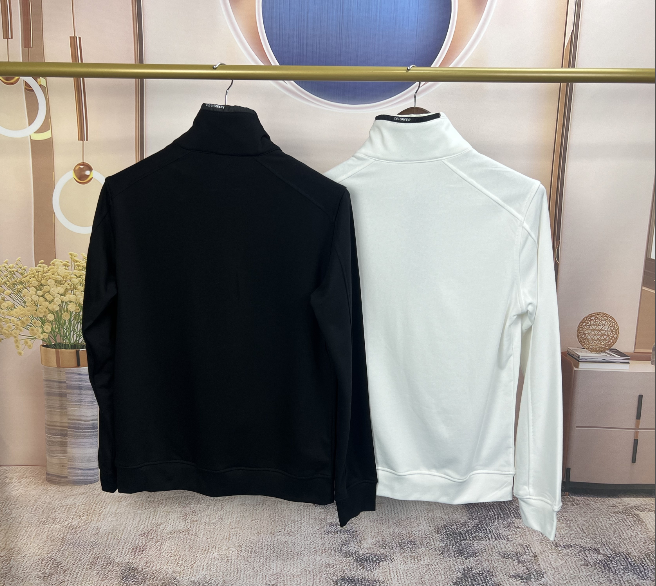 CP컴퍼니 반집업 맨투맨