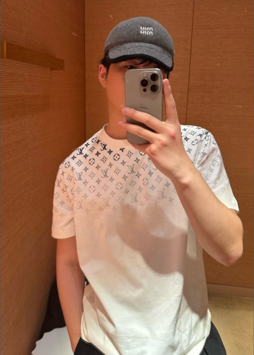 루이비통 그라데이션 로고 반팔티