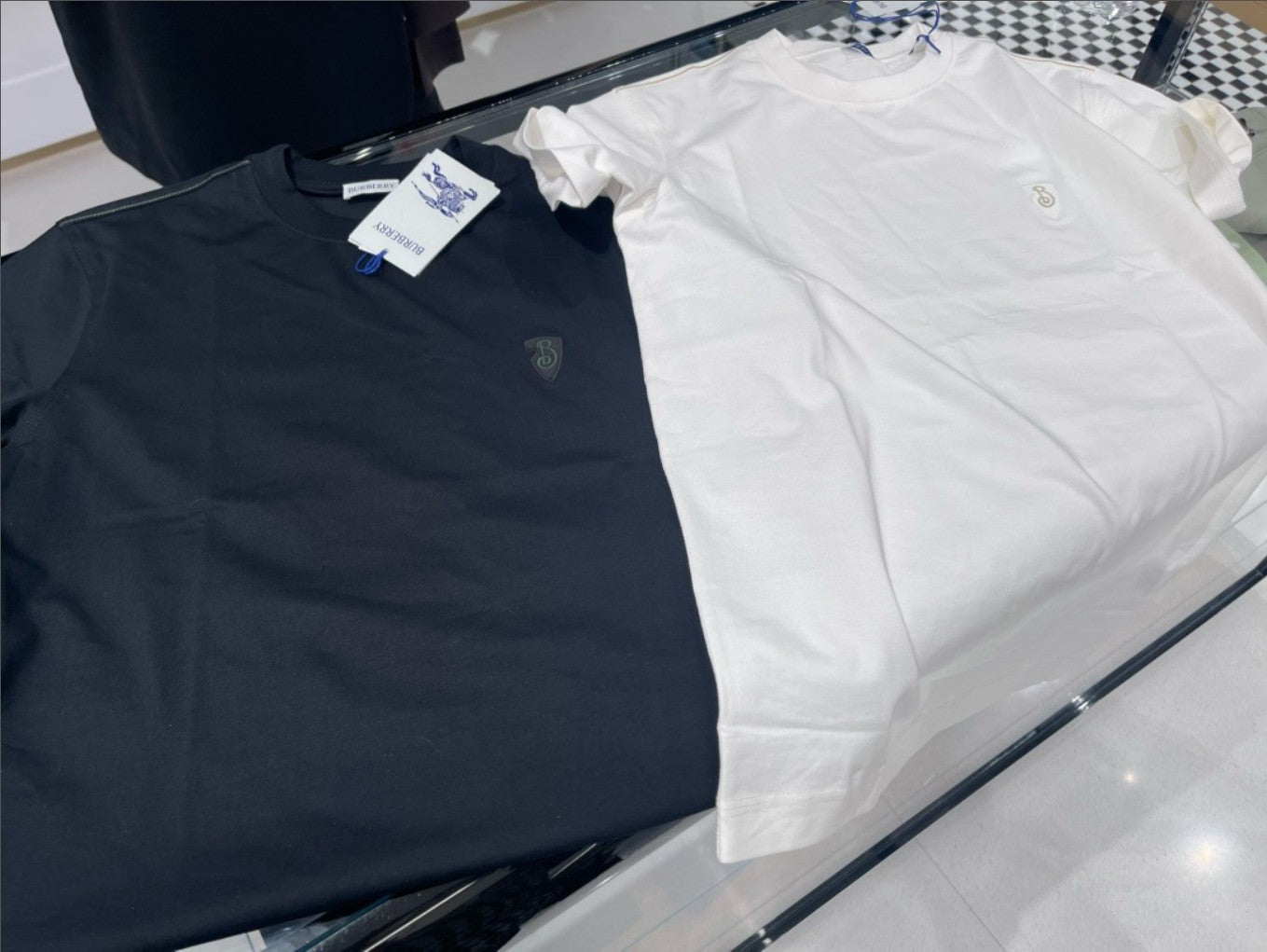 버버리 자수 로고 사이드 스티치 반팔티